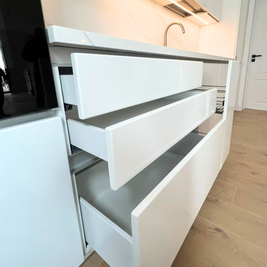 Mobilier de bucătărie NORVINIA, cu fronturi albe din MDF termoformat și mânere tip profil GOLA și blat din cuarț compozit