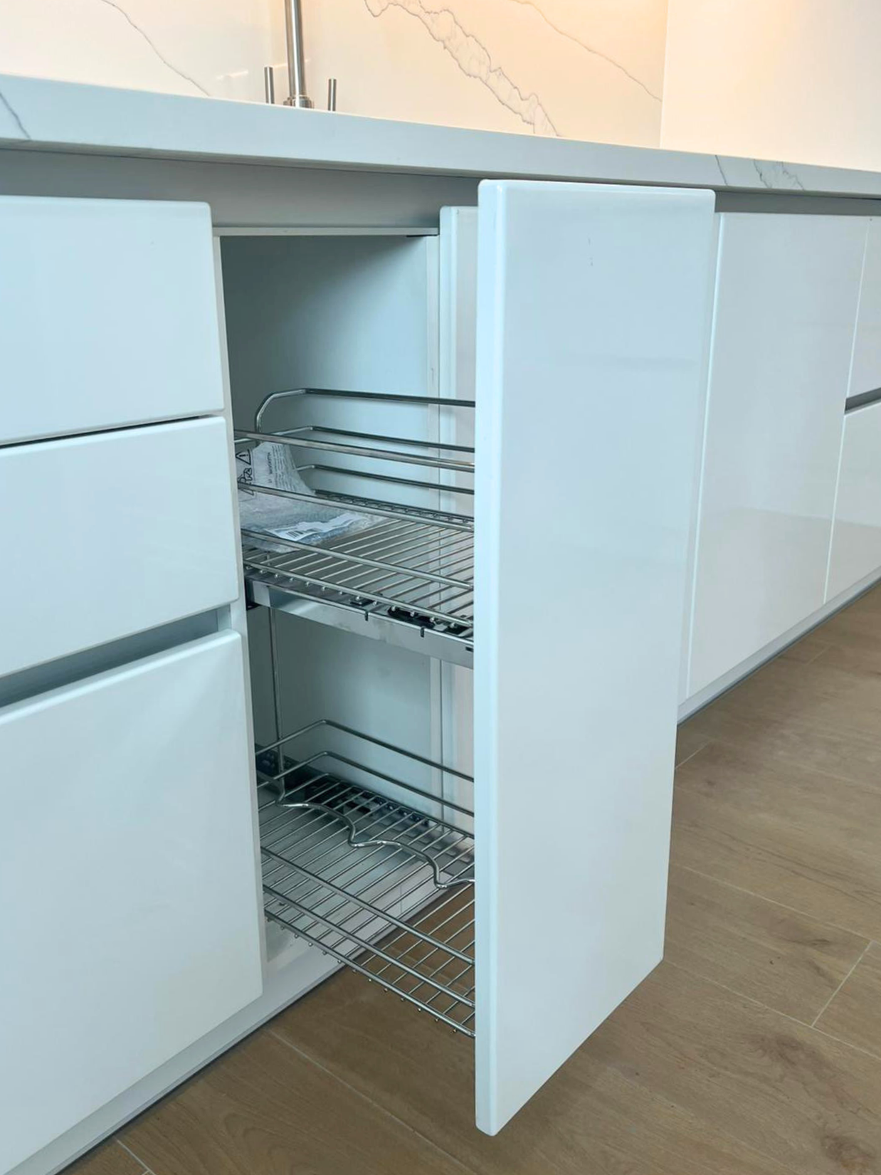 Mobilier de bucătărie NORVINIA, cu fronturi albe din MDF termoformat și mânere tip profil GOLA și blat din cuarț compozit