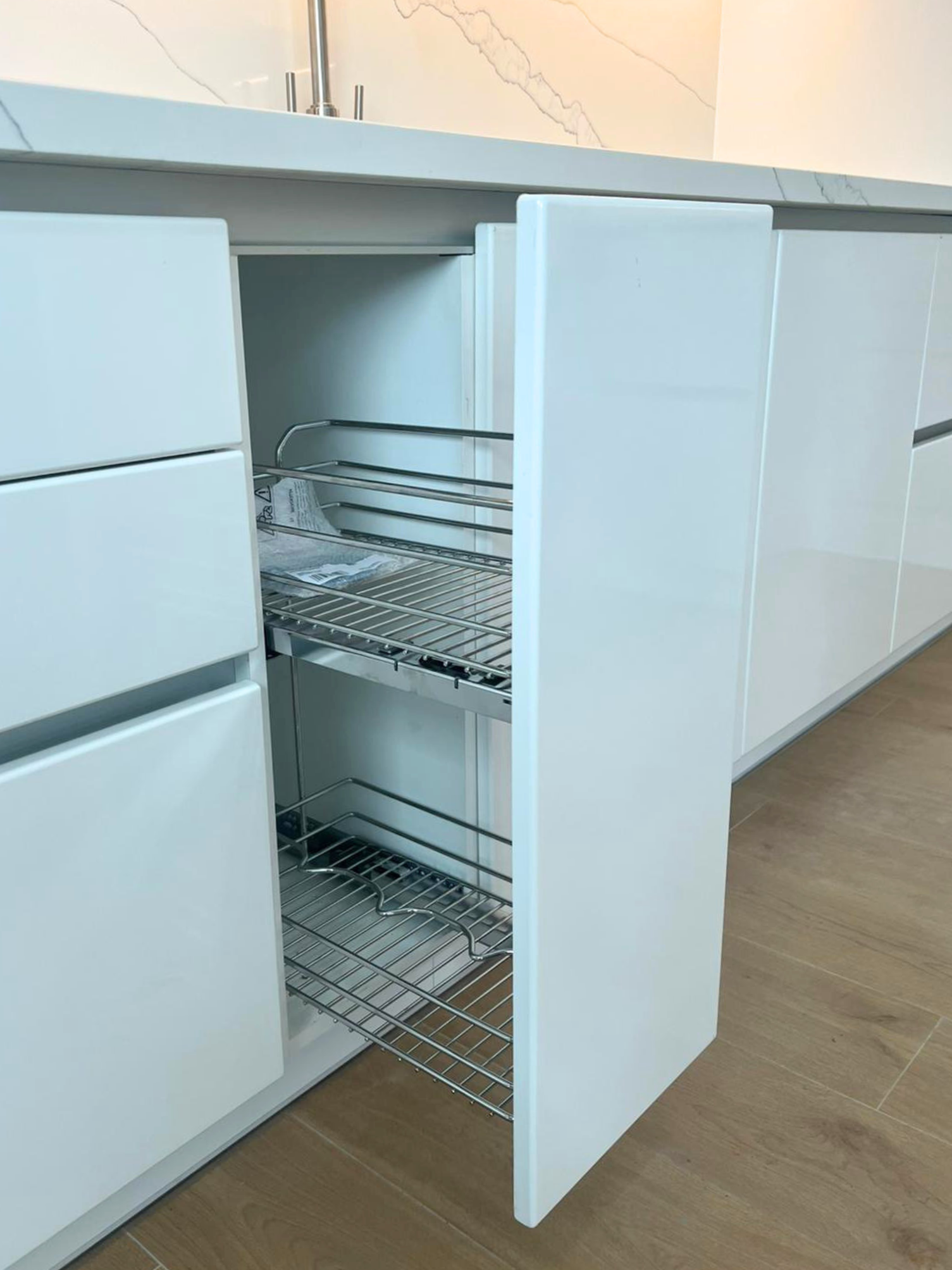Mobilier de bucătărie NORVINIA, cu fronturi albe din MDF termoformat și mânere tip profil GOLA și blat din cuarț compozit