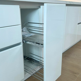 Mobilier de bucătărie NORVINIA, cu fronturi albe din MDF termoformat și mânere tip profil GOLA și blat din cuarț compozit