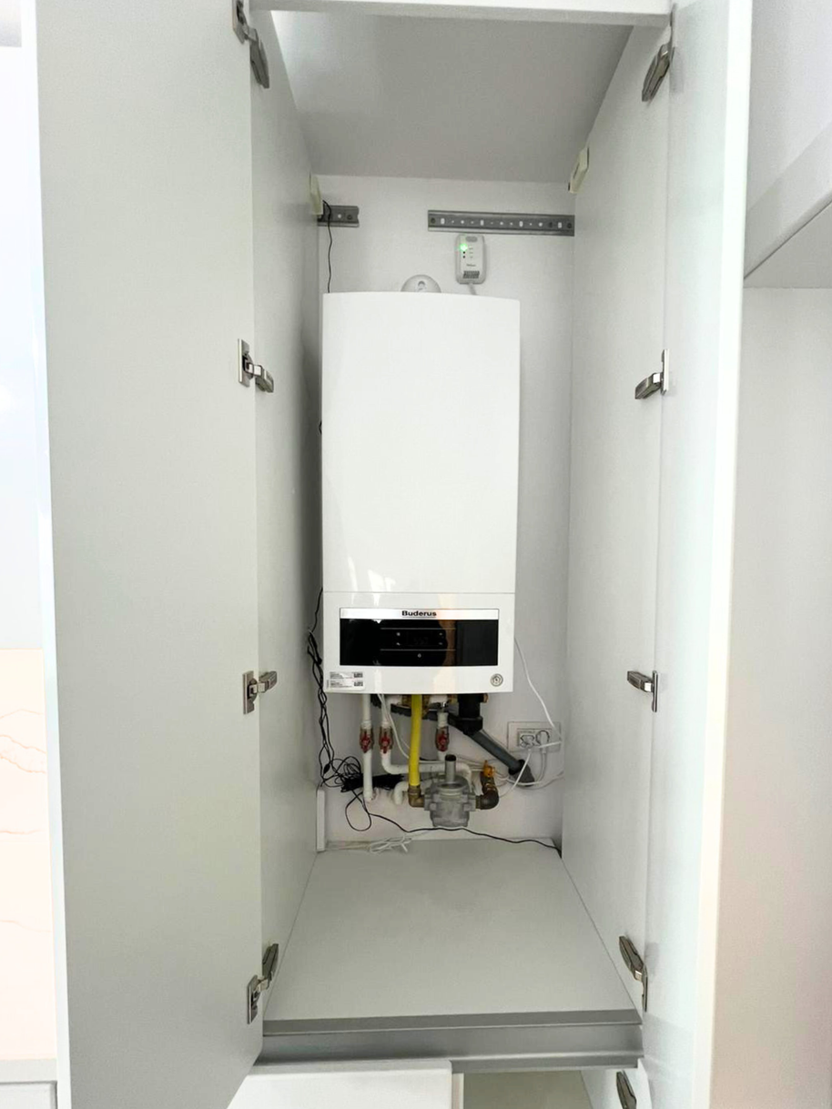Mobilier de bucătărie NORVINIA, cu fronturi albe din MDF termoformat și mânere tip profil GOLA și blat din cuarț compozit