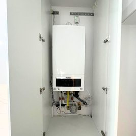 Mobilier de bucătărie NORVINIA, cu fronturi albe din MDF termoformat și mânere tip profil GOLA și blat din cuarț compozit