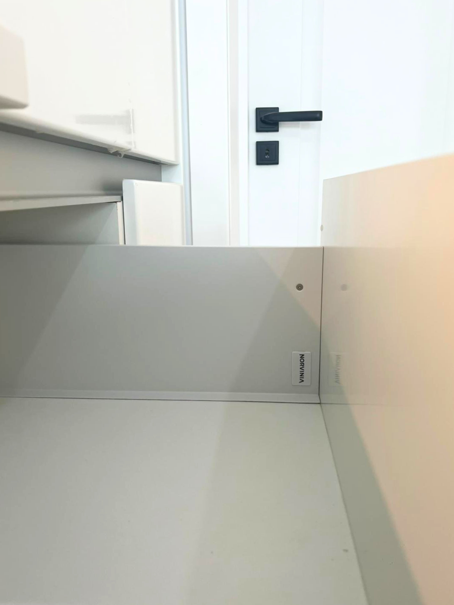 Mobilier de bucătărie NORVINIA, cu fronturi albe din MDF termoformat și mânere tip profil GOLA și blat din cuarț compozit