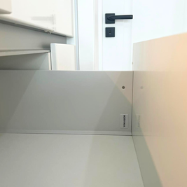 Mobilier de bucătărie NORVINIA, cu fronturi albe din MDF termoformat și mânere tip profil GOLA și blat din cuarț compozit