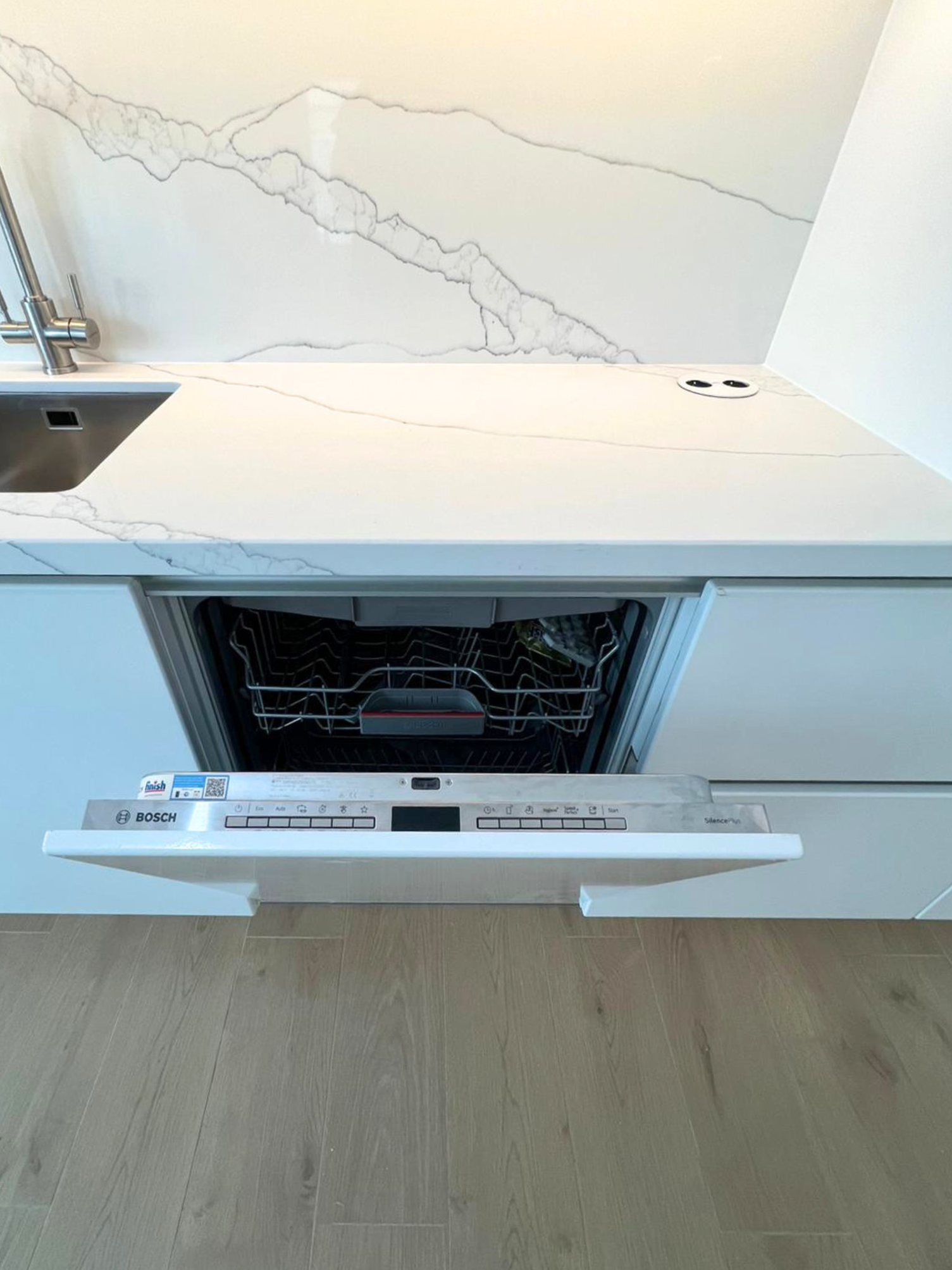 Mobilier de bucătărie NORVINIA, cu fronturi albe din MDF termoformat și mânere tip profil GOLA și blat din cuarț compozit