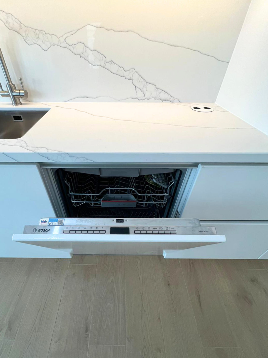Mobilier de bucătărie NORVINIA, cu fronturi albe din MDF termoformat și mânere tip profil GOLA și blat din cuarț compozit
