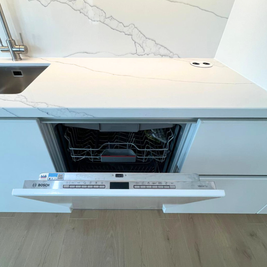 Mobilier de bucătărie NORVINIA, cu fronturi albe din MDF termoformat și mânere tip profil GOLA și blat din cuarț compozit
