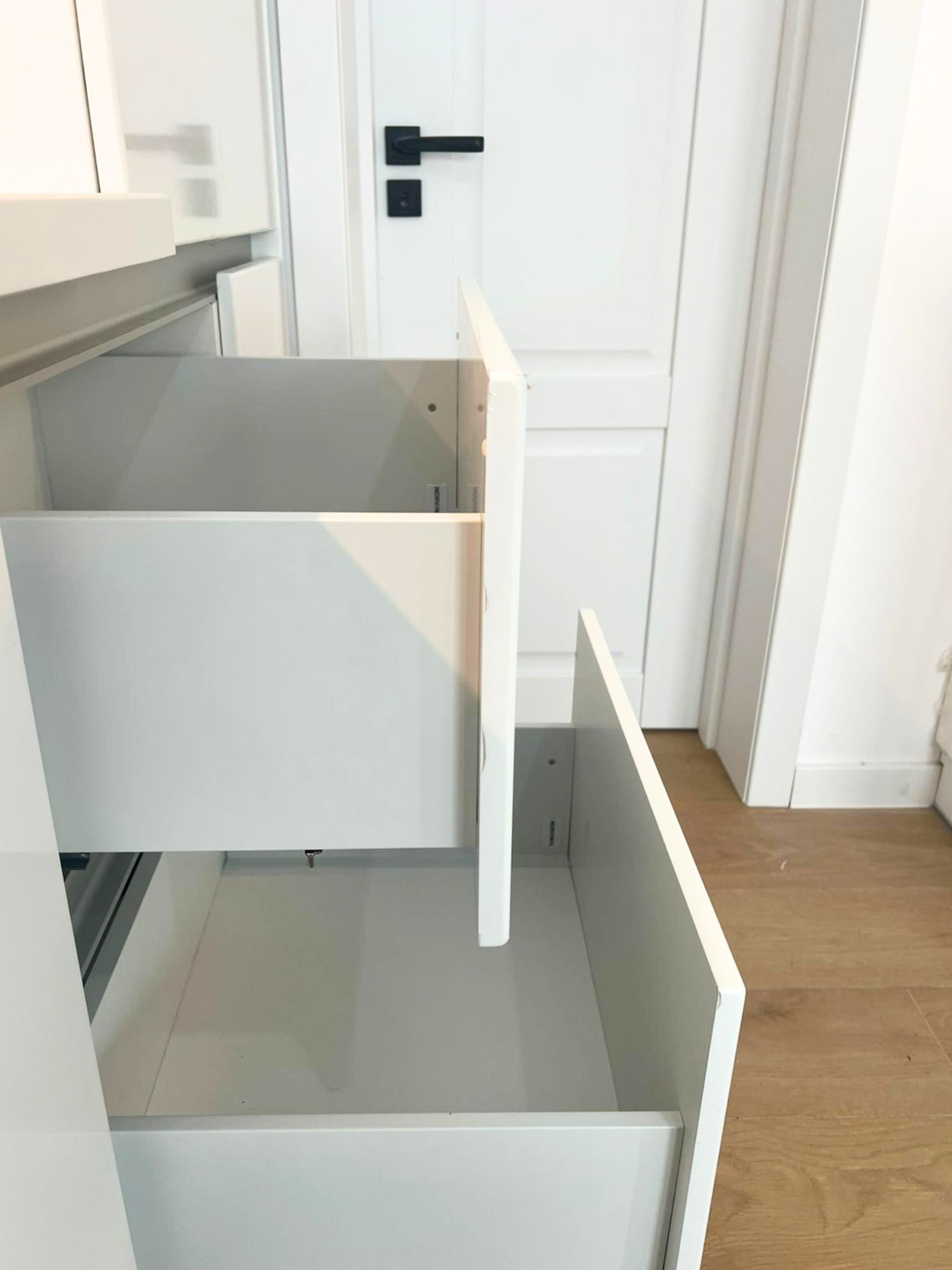 Mobilier de bucătărie NORVINIA, cu fronturi albe din MDF termoformat și mânere tip profil GOLA și blat din cuarț compozit