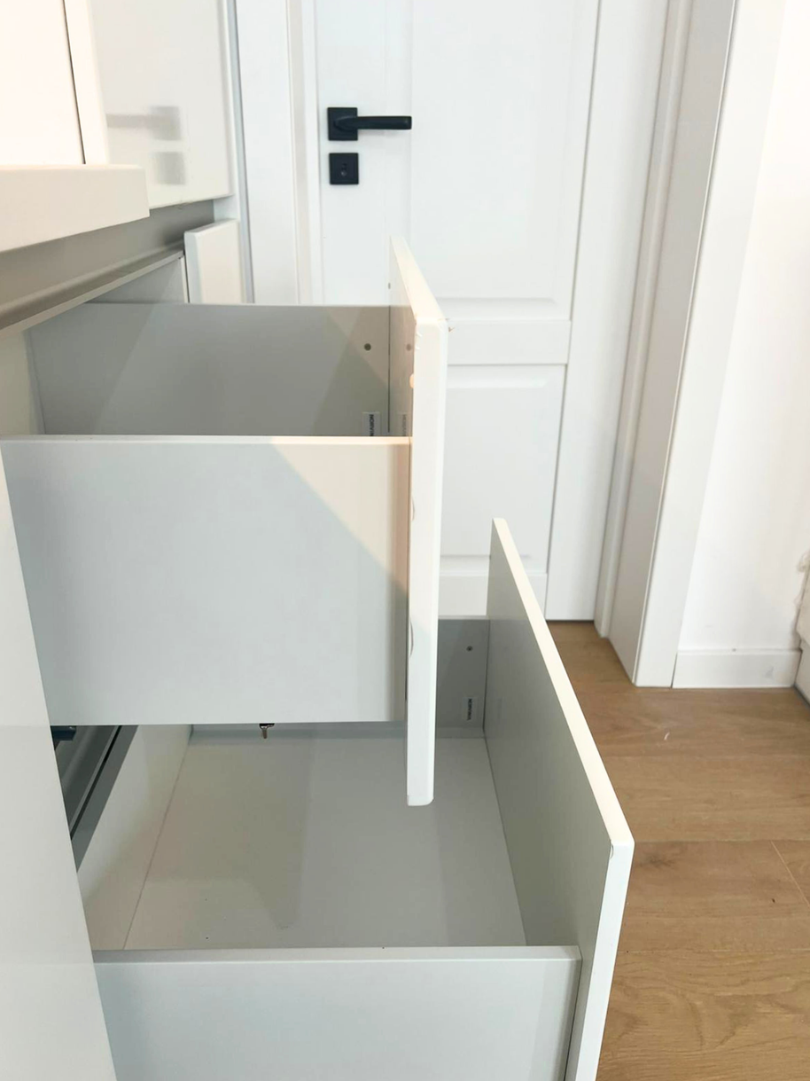 Mobilier de bucătărie NORVINIA, cu fronturi albe din MDF termoformat și mânere tip profil GOLA și blat din cuarț compozit