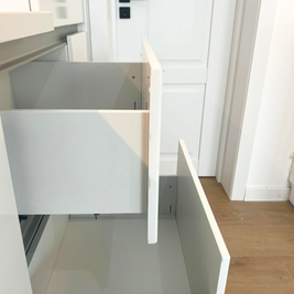 Mobilier de bucătărie NORVINIA, cu fronturi albe din MDF termoformat și mânere tip profil GOLA și blat din cuarț compozit