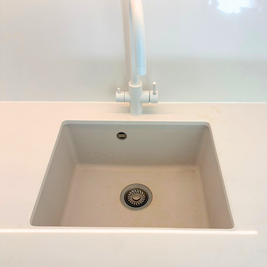 Mobilier de bucătărie NORVINIA, cu fronturi din MDF termoformat, blat din cuarț compozit și mânere tip profil GOLA și metalice aplicate
