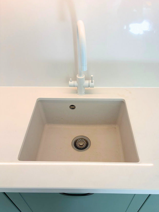 Mobilier de bucătărie NORVINIA, cu fronturi din MDF termoformat, blat din cuarț compozit și mânere tip profil GOLA și metalice aplicate