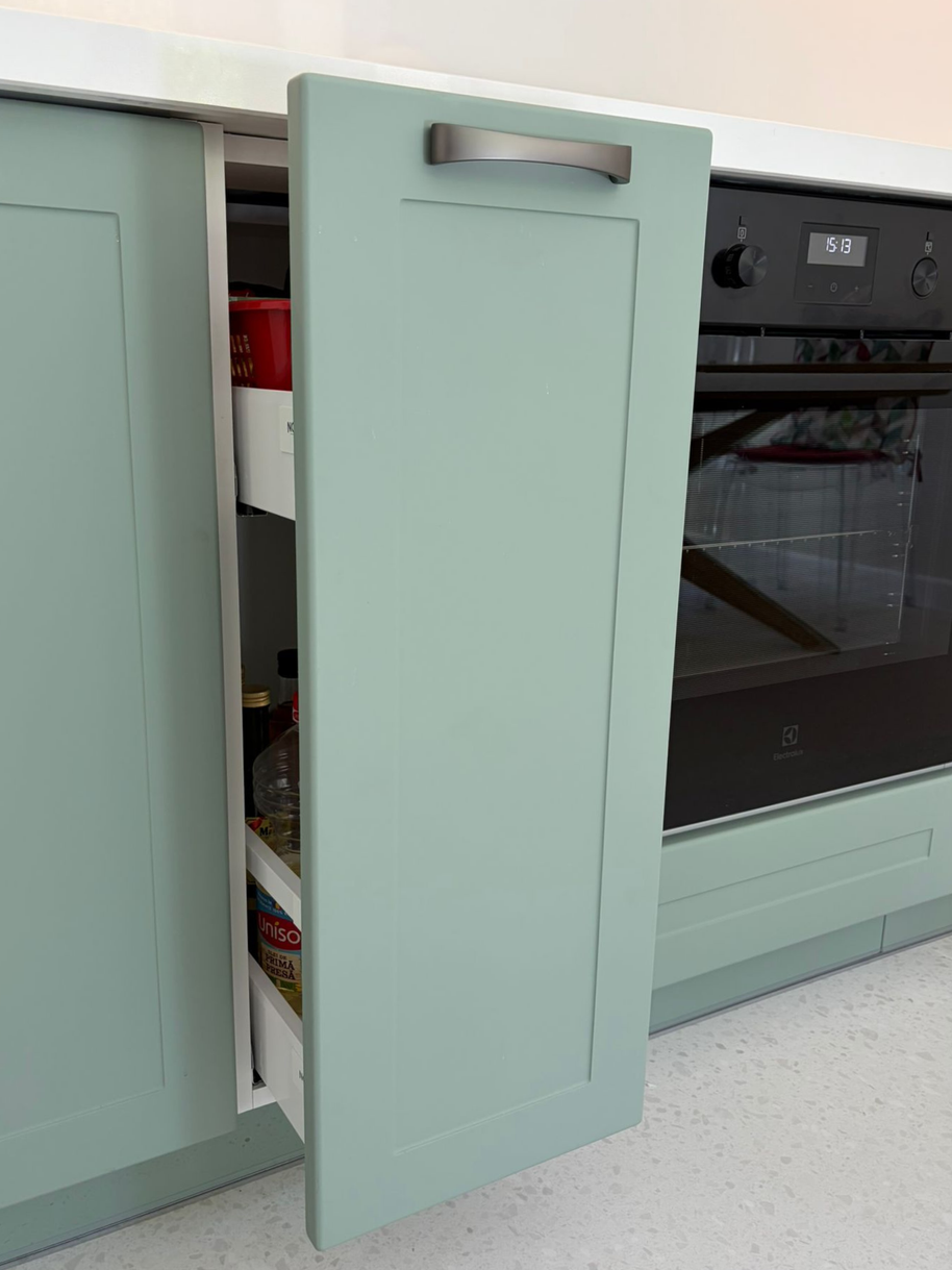 Mobilier de bucătărie NORVINIA, cu fronturi din MDF termoformat, blat din cuarț compozit și mânere tip profil GOLA și metalice aplicate