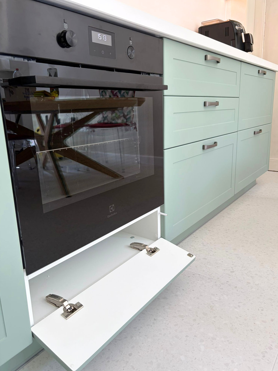 Mobilier de bucătărie NORVINIA, cu fronturi din MDF termoformat, blat din cuarț compozit și mânere tip profil GOLA și metalice aplicate