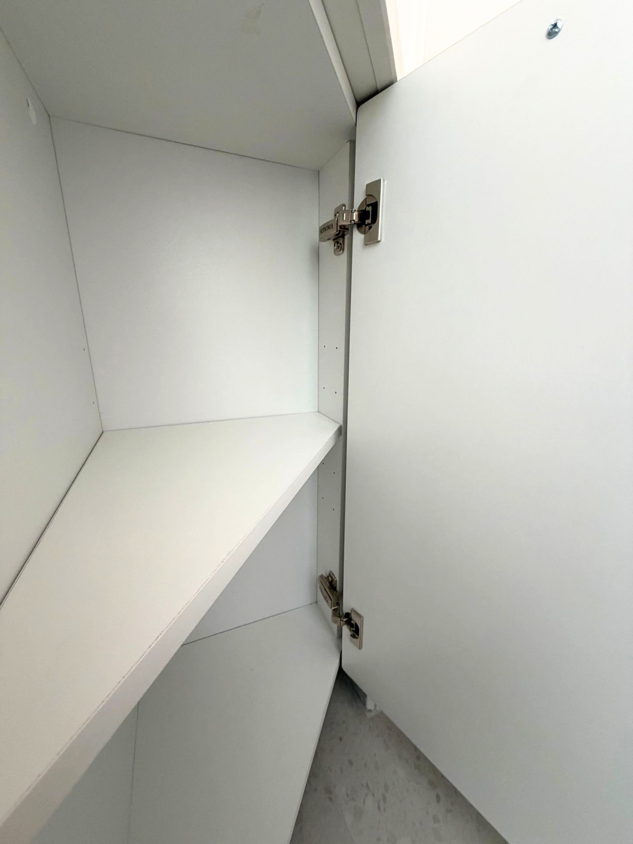 Mobilier de bucătărie NORVINIA, cu fronturi din MDF termoformat, blat din cuarț compozit și mânere tip profil GOLA și metalice aplicate