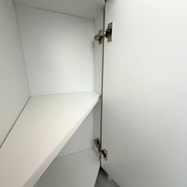 Mobilier de bucătărie NORVINIA, cu fronturi din MDF termoformat, blat din cuarț compozit și mânere tip profil GOLA și metalice aplicate