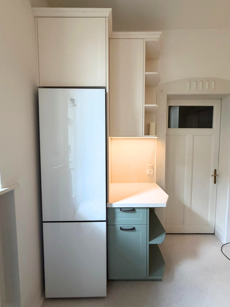 Mobilier de bucătărie NORVINIA, cu fronturi din MDF termoformat, blat din cuarț compozit și mânere tip profil GOLA și metalice aplicate