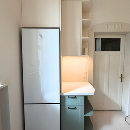 Mobilier de bucătărie NORVINIA, cu fronturi din MDF termoformat, blat din cuarț compozit și mânere tip profil GOLA și metalice aplicate