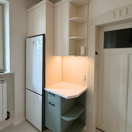 Mobilier de bucătărie NORVINIA, cu fronturi din MDF termoformat, blat din cuarț compozit și mânere tip profil GOLA și metalice aplicate