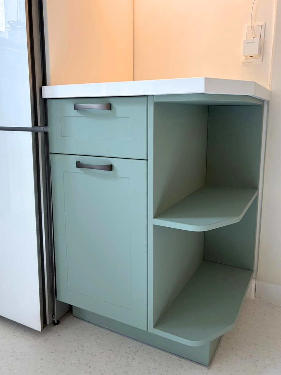 Mobilier de bucătărie NORVINIA, cu fronturi din MDF termoformat, blat din cuarț compozit și mânere tip profil GOLA și metalice aplicate