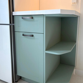 Mobilier de bucătărie NORVINIA, cu fronturi din MDF termoformat, blat din cuarț compozit și mânere tip profil GOLA și metalice aplicate