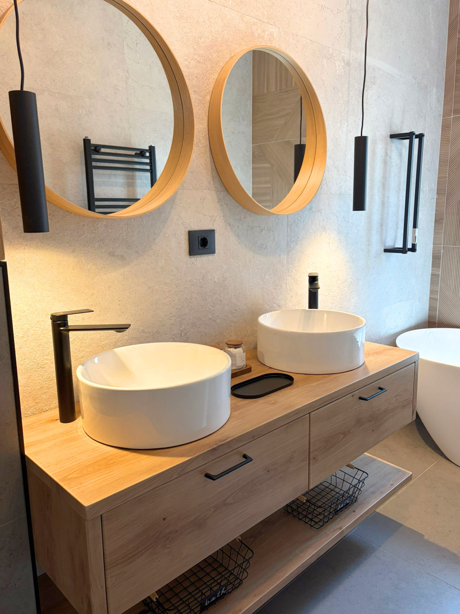 Mobilier pentru baie realizat la comandă de NORVINIA din MDF temoformat