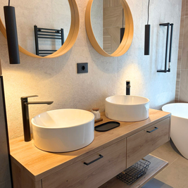 Mobilier pentru baie realizat la comandă de NORVINIA din MDF temoformat