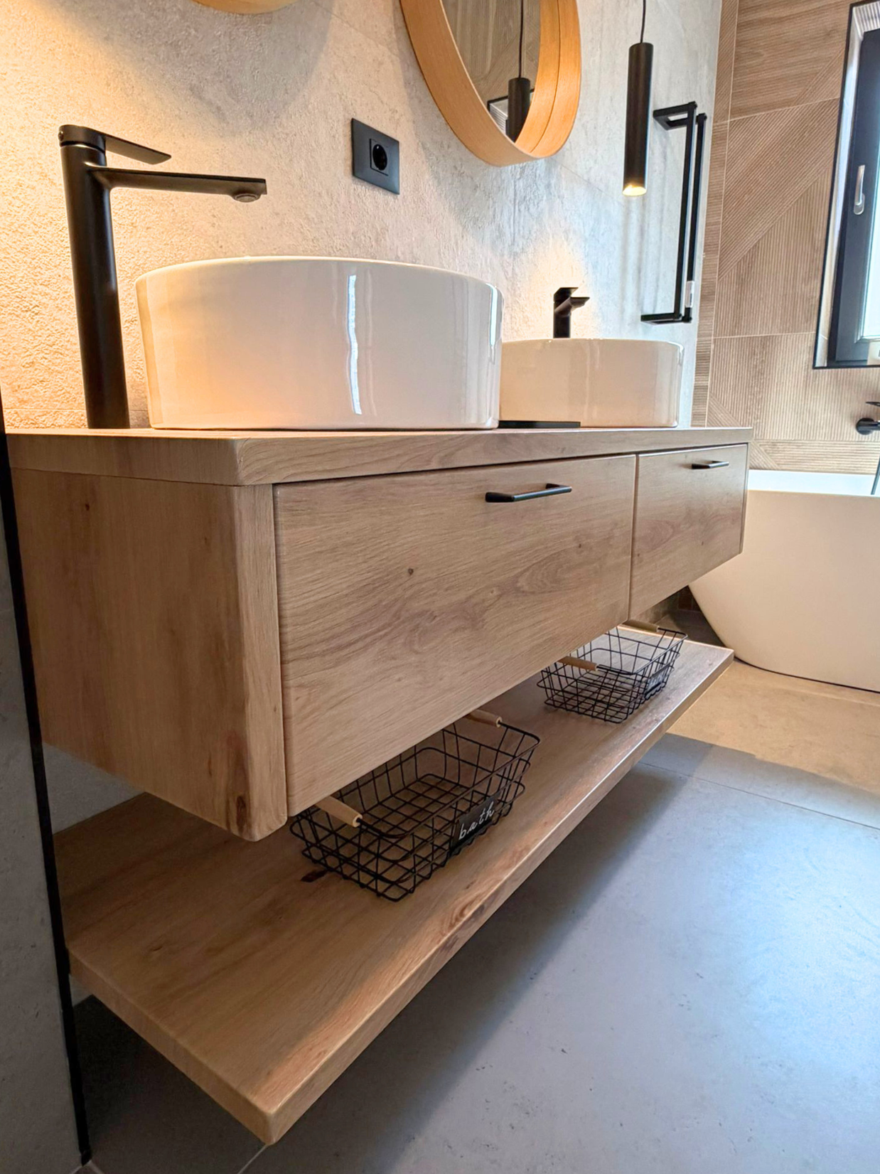 Mobilier pentru baie realizat la comandă de NORVINIA din MDF temoformat