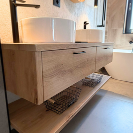 Mobilier pentru baie realizat la comandă de NORVINIA din MDF temoformat