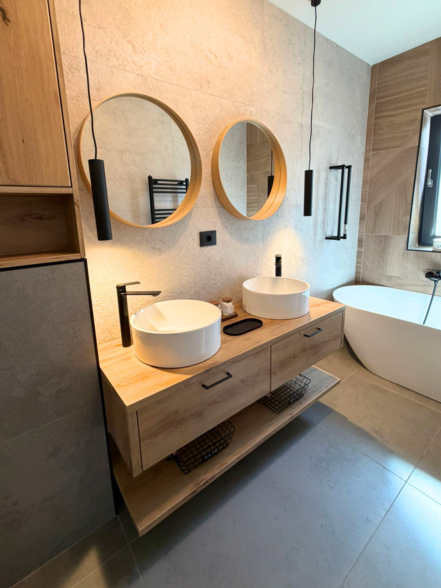 Mobilier pentru baie realizat la comandă de NORVINIA din MDF temoformat