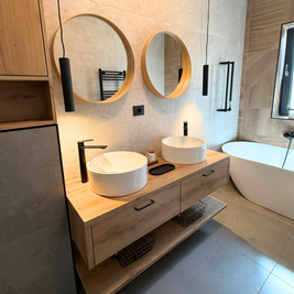 Mobilier pentru baie realizat la comandă de NORVINIA din MDF temoformat