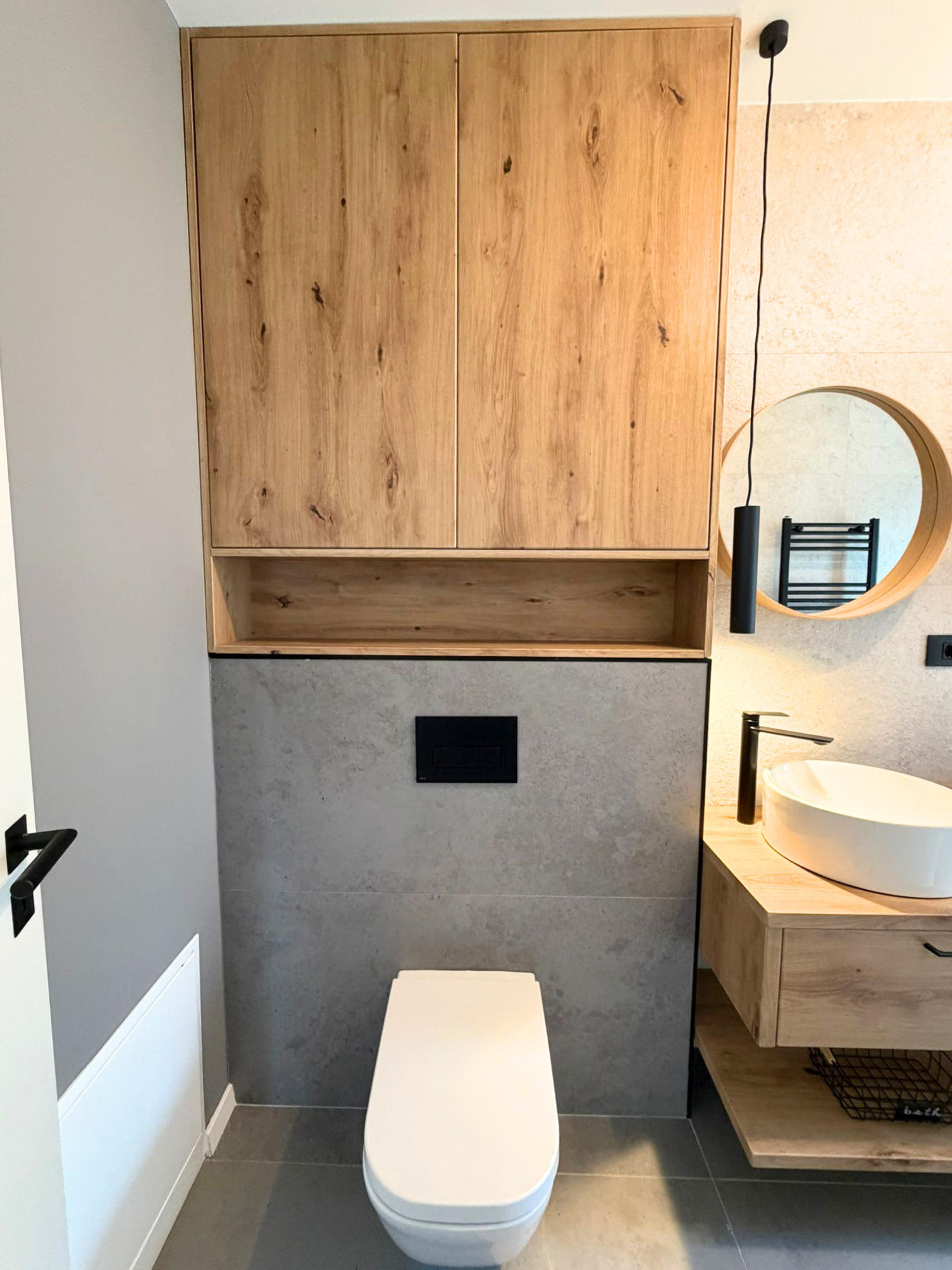 Mobilier pentru baie realizat la comandă de NORVINIA din MDF temoformat