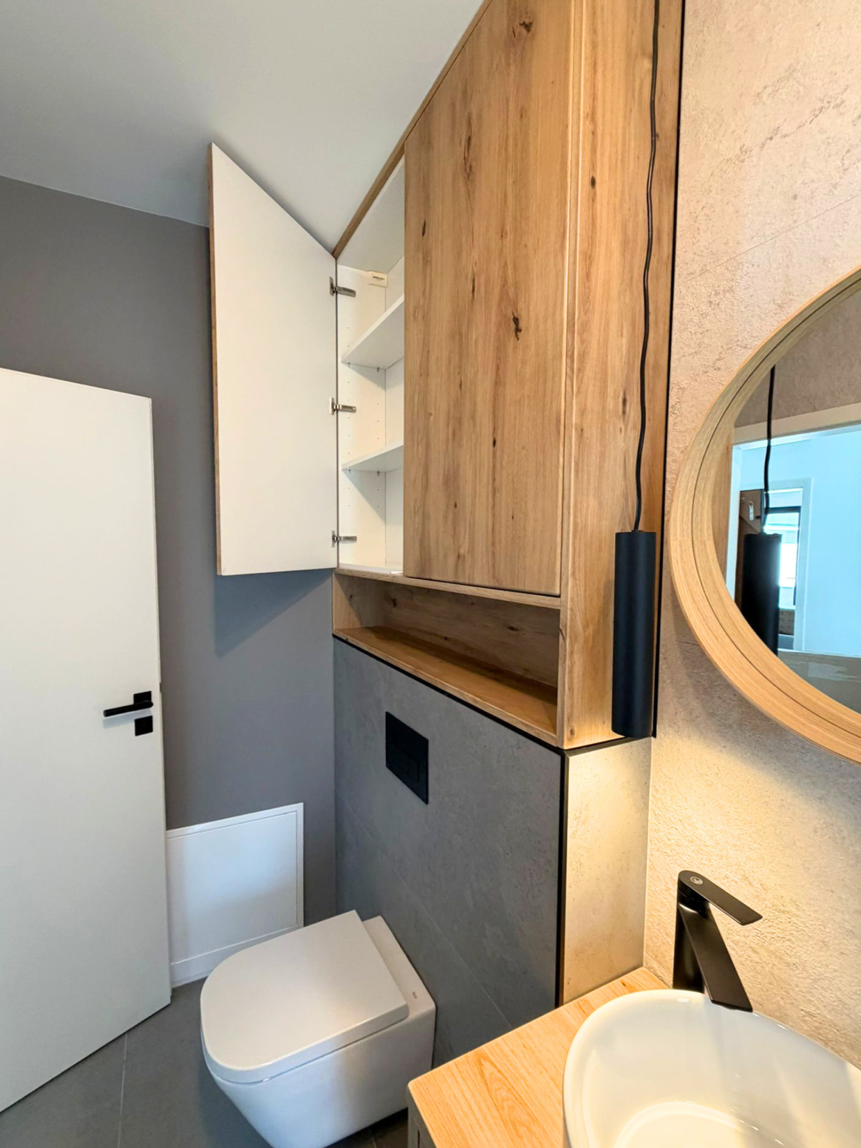 Mobilier pentru baie realizat la comandă de NORVINIA din MDF temoformat