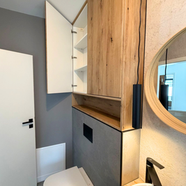 Mobilier pentru baie realizat la comandă de NORVINIA din MDF temoformat