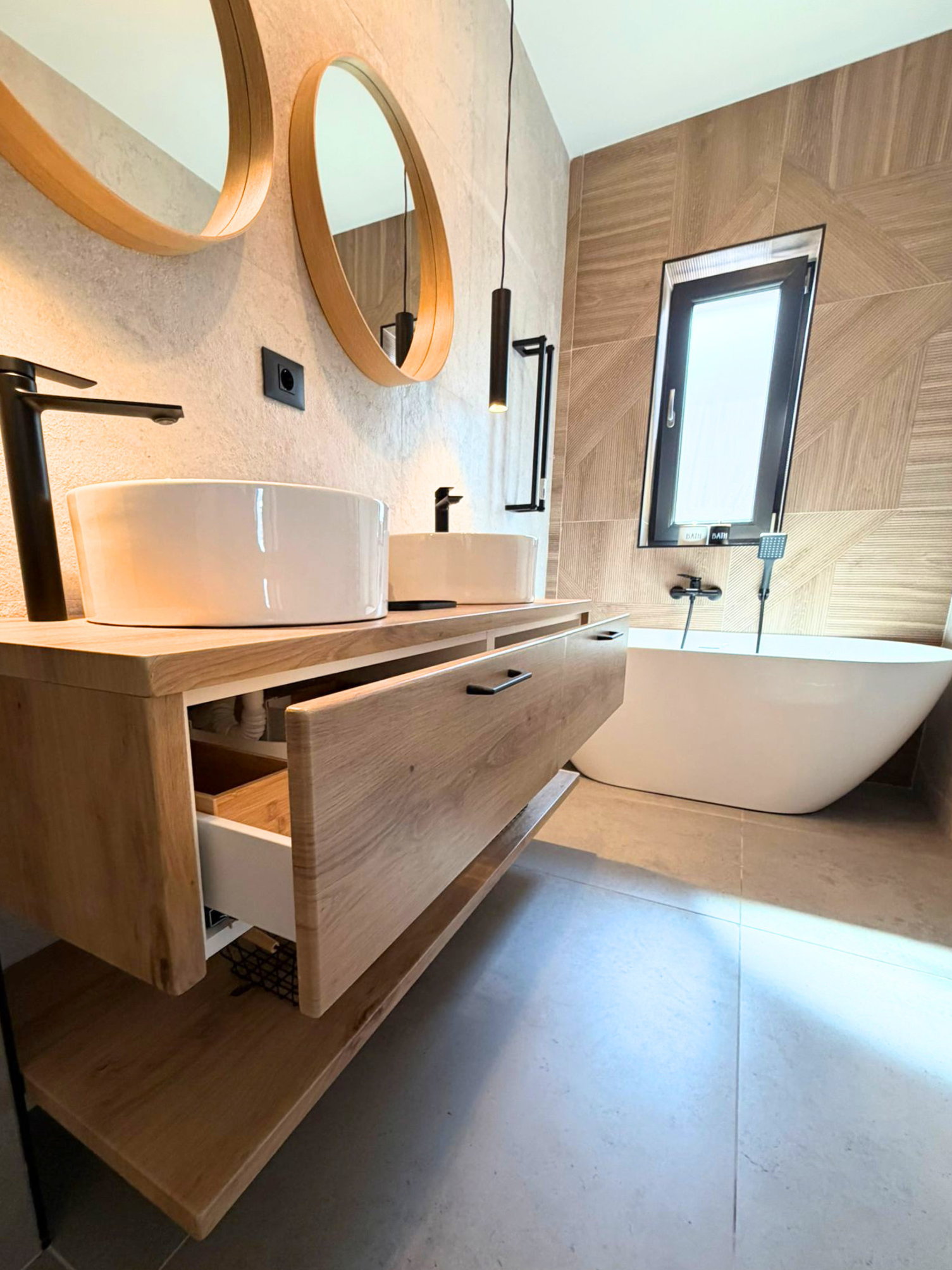 Mobilier pentru baie realizat la comandă de NORVINIA din MDF temoformat