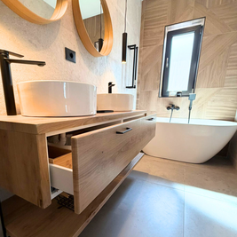 Mobilier pentru baie realizat la comandă de NORVINIA din MDF temoformat