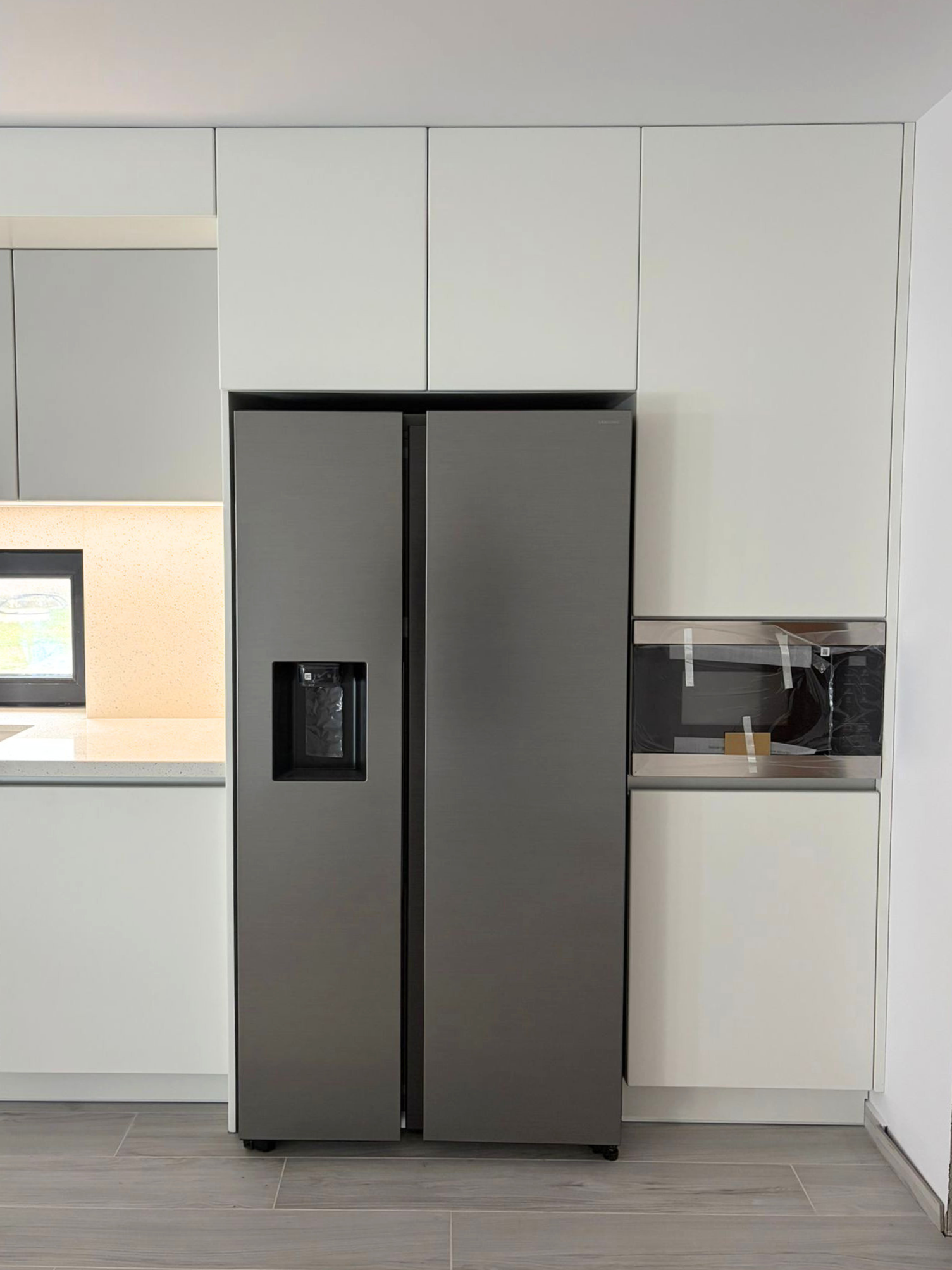 Mobilier de bucătărie NORVINIA, cu fronturi din MDF termoformat, blat din cuarț compozit și mânere tip profil GOLA