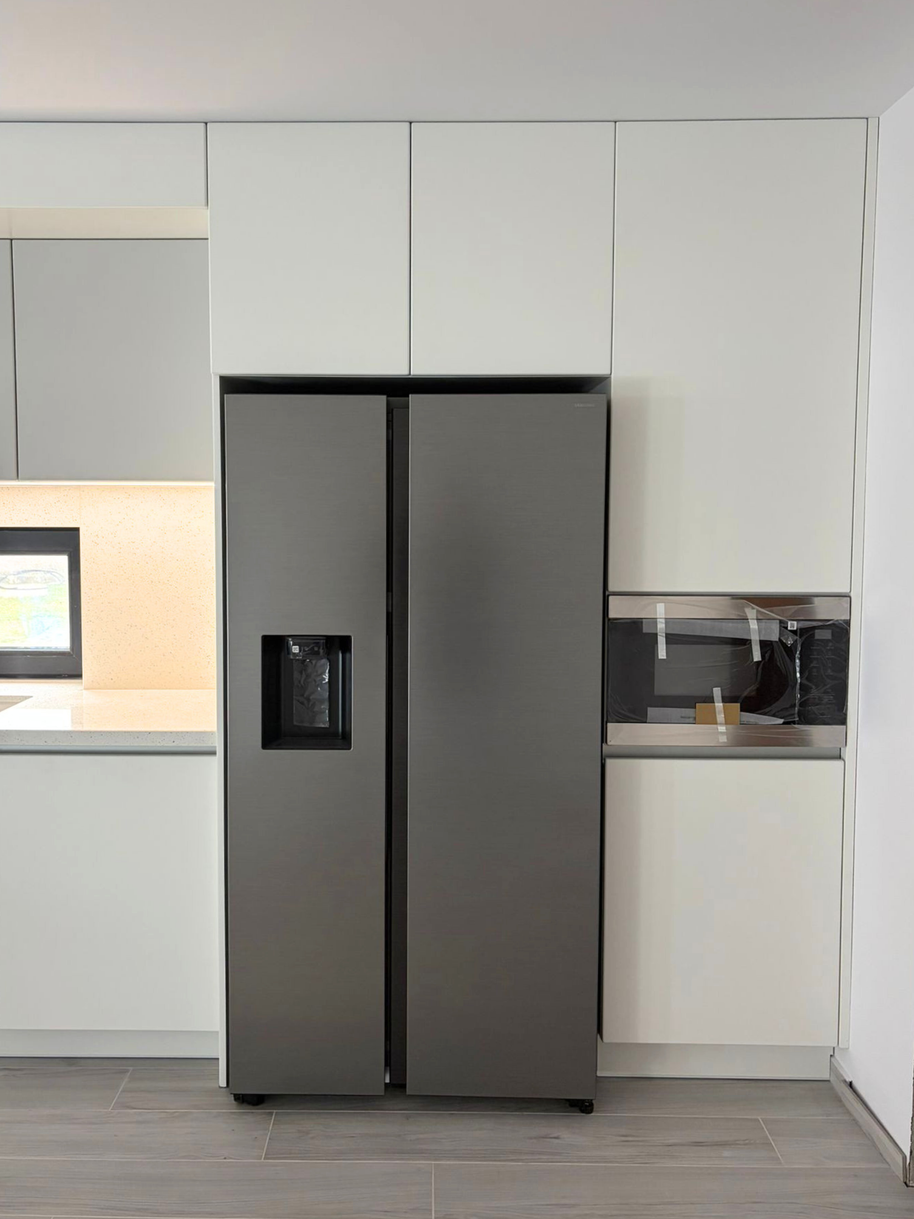 Mobilier de bucătărie NORVINIA, cu fronturi din MDF termoformat, blat din cuarț compozit și mânere tip profil GOLA