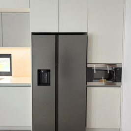 Mobilier de bucătărie NORVINIA, cu fronturi din MDF termoformat, blat din cuarț compozit și mânere tip profil GOLA