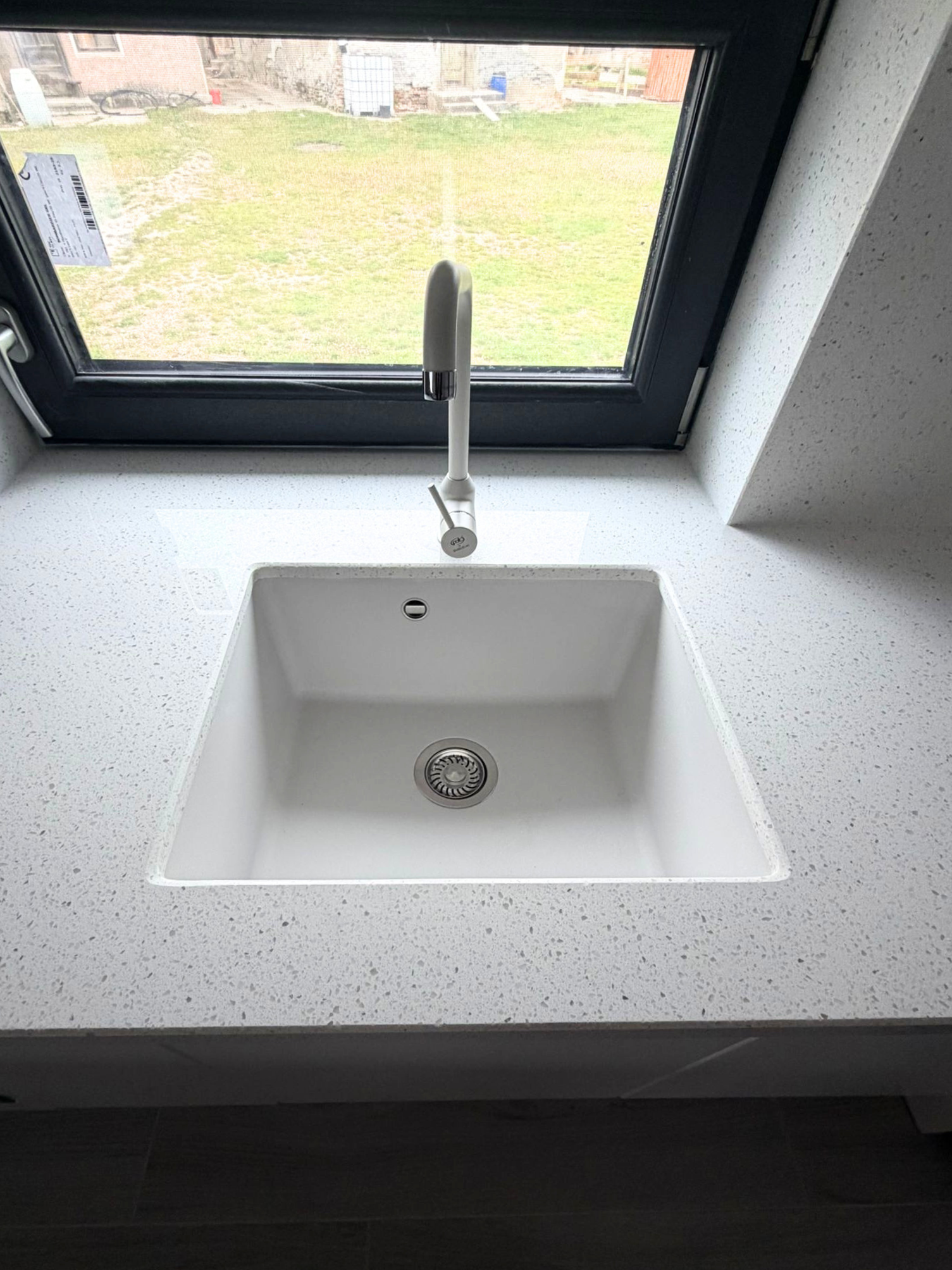 Mobilier de bucătărie NORVINIA, cu fronturi din MDF termoformat, blat din cuarț compozit și mânere tip profil GOLA