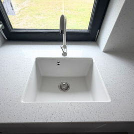 Mobilier de bucătărie NORVINIA, cu fronturi din MDF termoformat, blat din cuarț compozit și mânere tip profil GOLA
