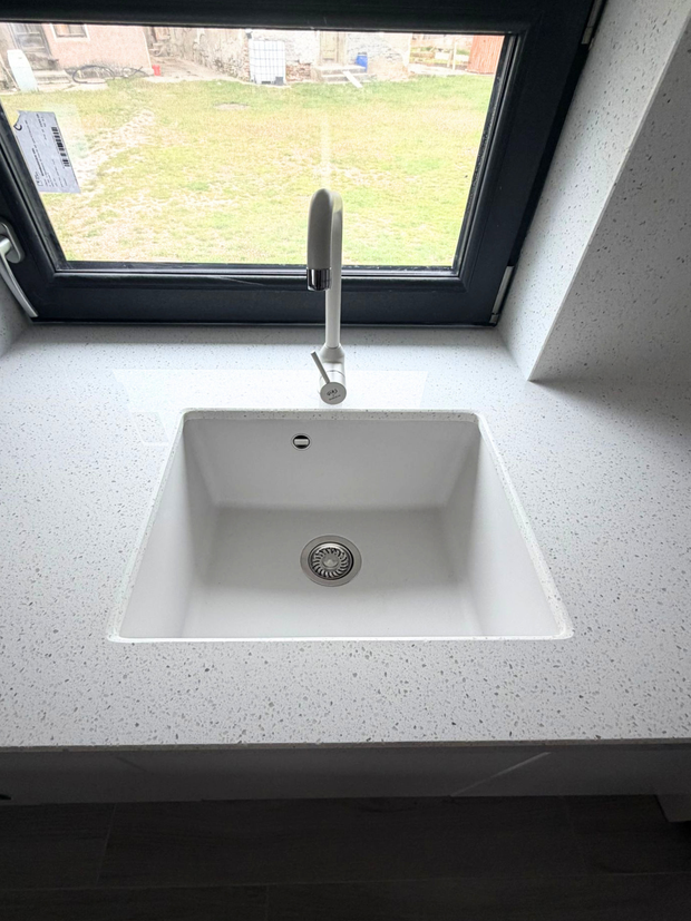 Mobilier de bucătărie NORVINIA, cu fronturi din MDF termoformat, blat din cuarț compozit și mânere tip profil GOLA
