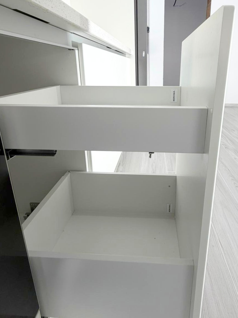 Mobilier de bucătărie NORVINIA, cu fronturi din MDF termoformat, blat din cuarț compozit și mânere tip profil GOLA