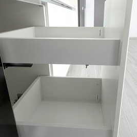 Mobilier de bucătărie NORVINIA, cu fronturi din MDF termoformat, blat din cuarț compozit și mânere tip profil GOLA