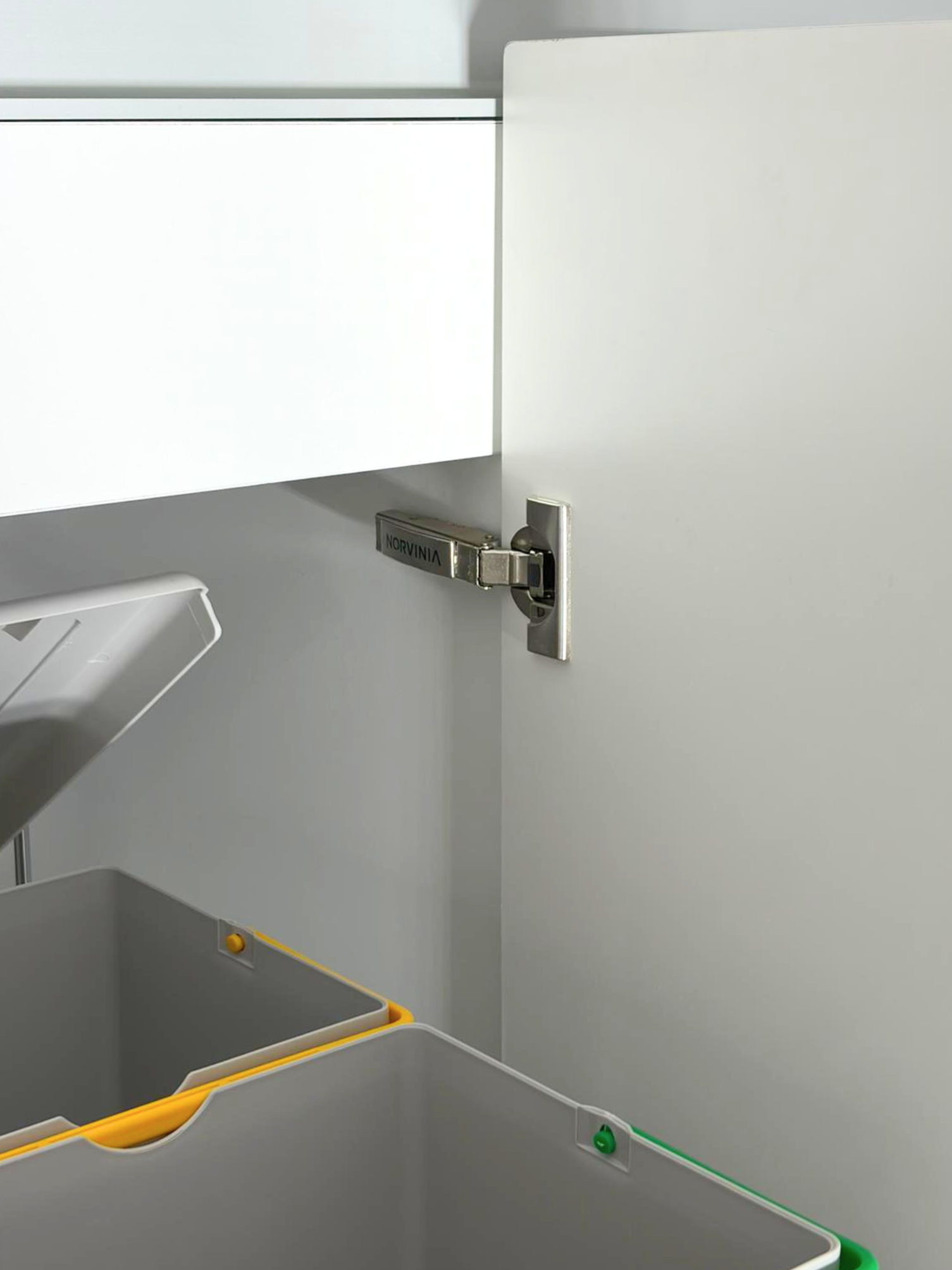 Mobilier de bucătărie NORVINIA, cu fronturi din MDF termoformat, blat din cuarț compozit și mânere tip profil GOLA