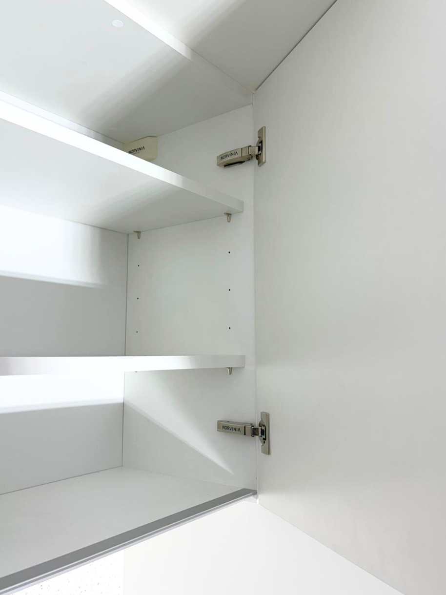 Mobilier de bucătărie NORVINIA, cu fronturi din MDF termoformat, blat din cuarț compozit și mânere tip profil GOLA