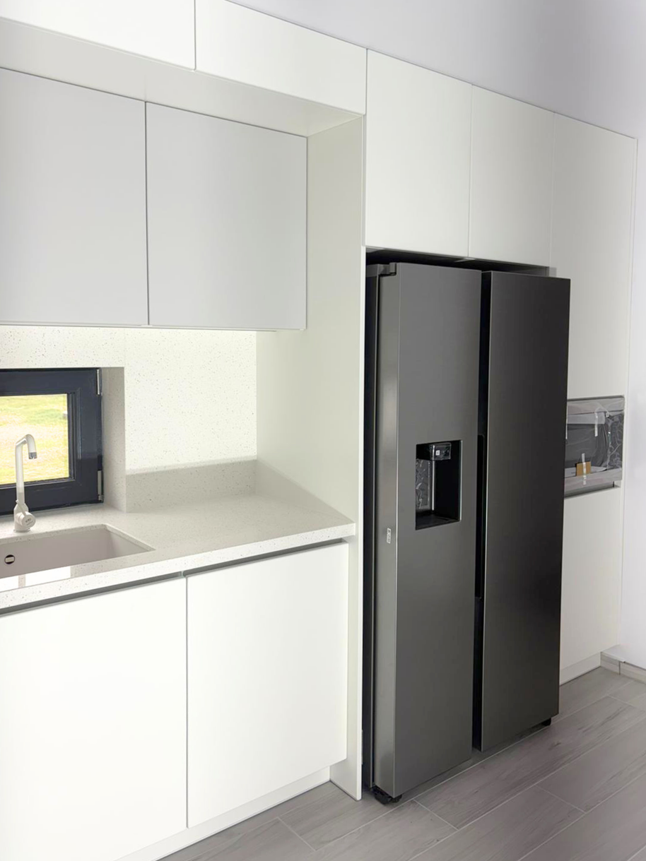 Mobilier de bucătărie NORVINIA, cu fronturi din MDF termoformat, blat din cuarț compozit și mânere tip profil GOLA