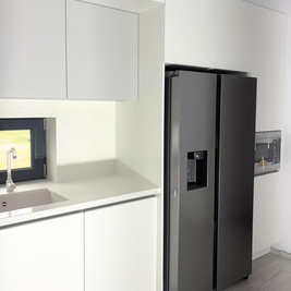 Mobilier de bucătărie NORVINIA, cu fronturi din MDF termoformat, blat din cuarț compozit și mânere tip profil GOLA