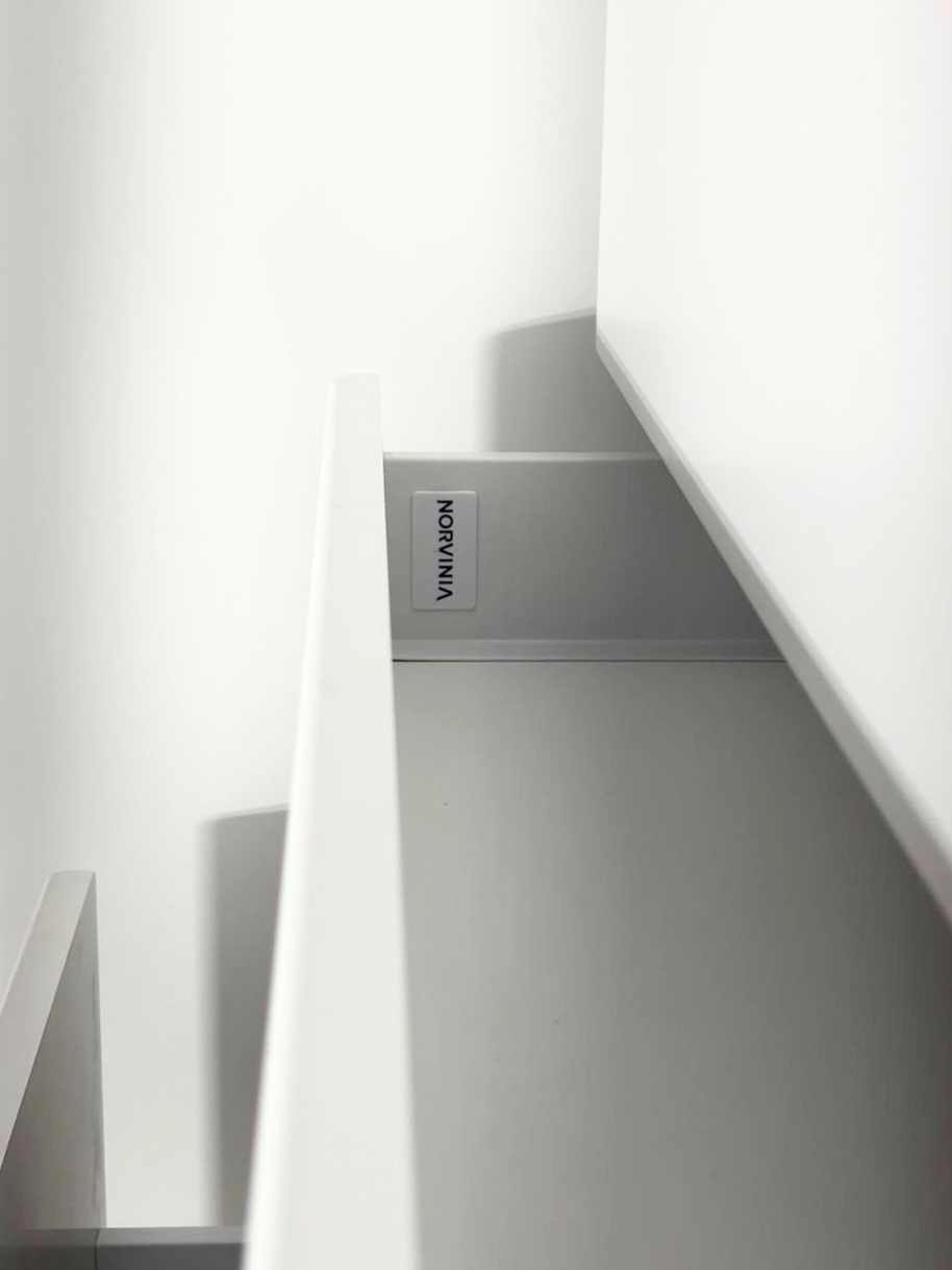 Mobilier de bucătărie NORVINIA, cu fronturi din MDF termoformat, blat din cuarț compozit și mânere tip profil GOLA