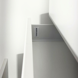 Mobilier de bucătărie NORVINIA, cu fronturi din MDF termoformat, blat din cuarț compozit și mânere tip profil GOLA